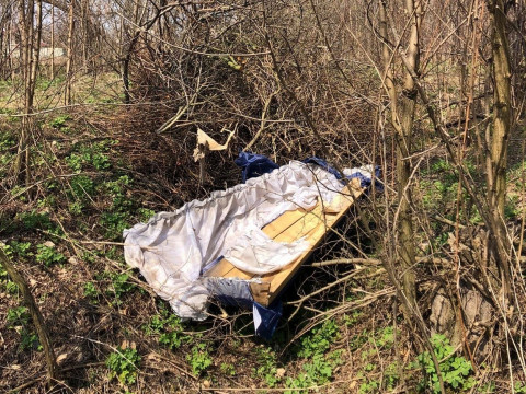 Фото дня: під Києвом жителі викинули непотрібну труну