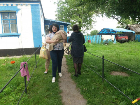 На Рокитнянщині соцслужба забрала у п'яної матері чотирьох дітей