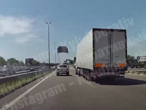 На трасі під Києвом капот іномарки ледь не спричинив аварію (ВІДЕО)