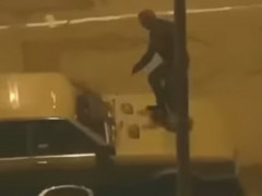 У Вишневому невідомий намагався розтрощити автівку