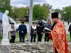 Комунальники Богуслава встановили на території школи мистецтв скульптуру