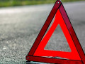 Переплутав гальма та газ: на Київщині водій легковика вилетів на зупинку та збив жінку (ВІДЕО)